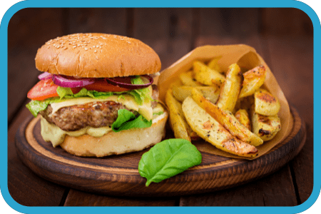 Marhaburger bazsalikomossült krumplival